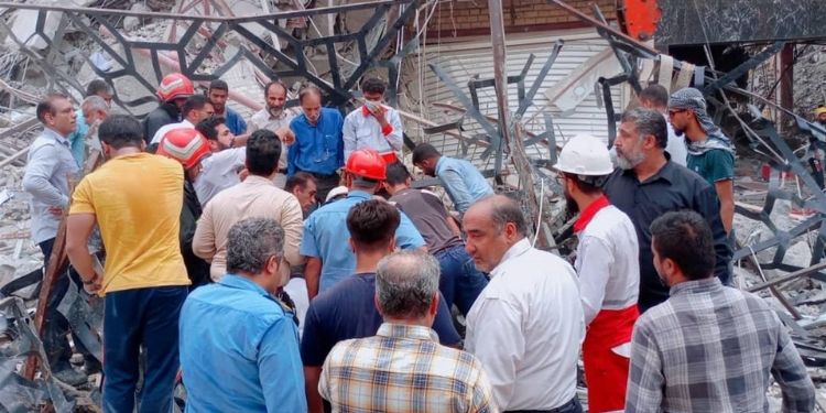 Al menos 5 muertos y docenas de atrapados en derrumbe de un edificio en Irán