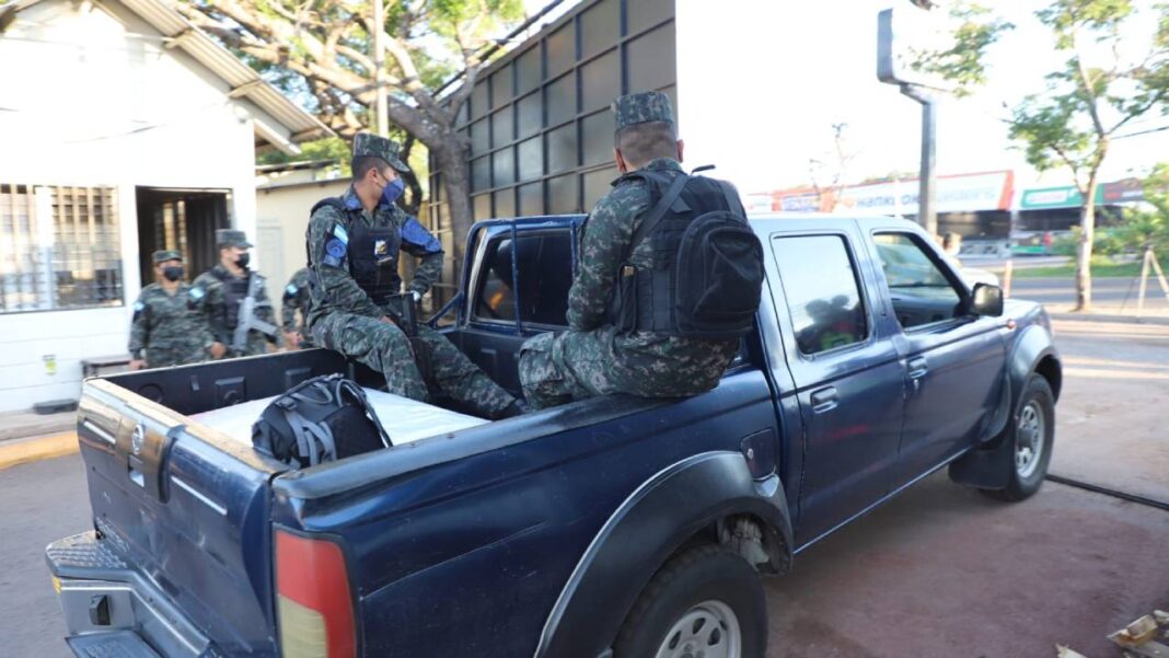 Fuerzas Armadas traslada maletas electorales para repetir elecciones municipales en Wuampusirpi, Duyure y San Lucas