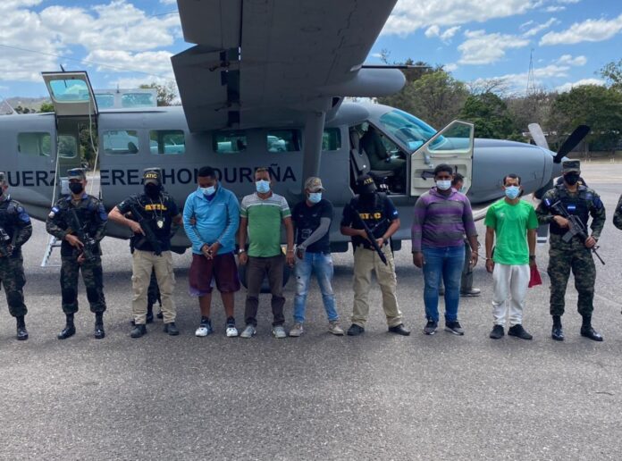 Condenan a 11 años de prisión a cuatro venezolanos y un colombiano por traficar cocaína en territorio nacional