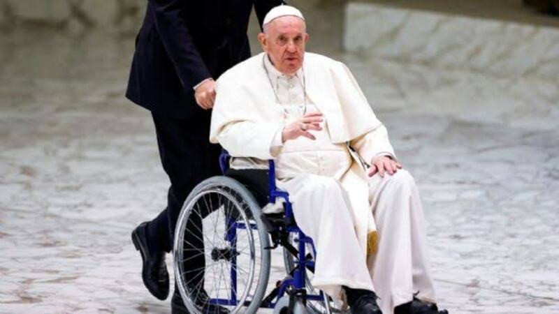 El dolor de rodilla del papa obliga a cancelar la misa del Corpus Christi El dolor de rodilla del papa obliga a cancelar la misa del Corpus Christi