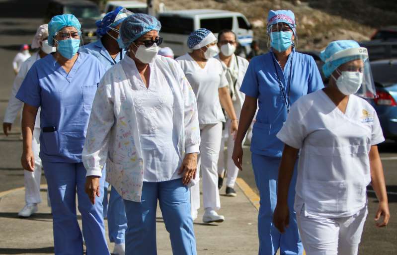 Entregan acuerdos a 1,700 enfermeras auxiliares que trabajaron durante pandemia