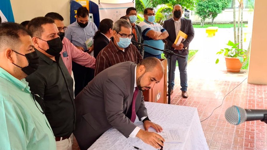 Ministro Sponda y colegios magisteriales pactan derogación de reglamentos de la Ley Fundamental de Educación