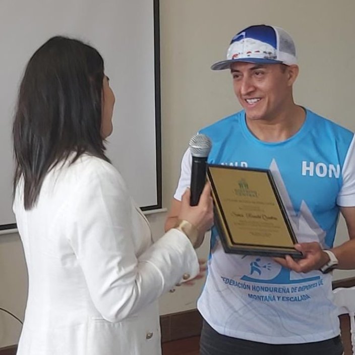 Alcaldía entrega reconocimiento al  primer  alpinista hondureño en escalar el Monte Everest
