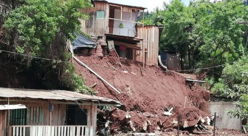 Lluvias provocan derrumbe en colonia Canaán de Tegucigalpa Lluvias provocan derrumbe en colonia Canaán de Tegucigalpa
