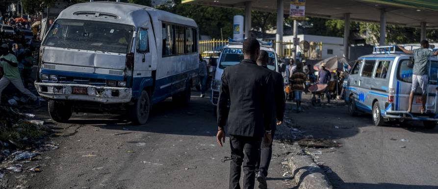 Pandilleros secuestran dos buses con 38 personas en Haití Pandilleros secuestran dos buses con 38 personas en Haití