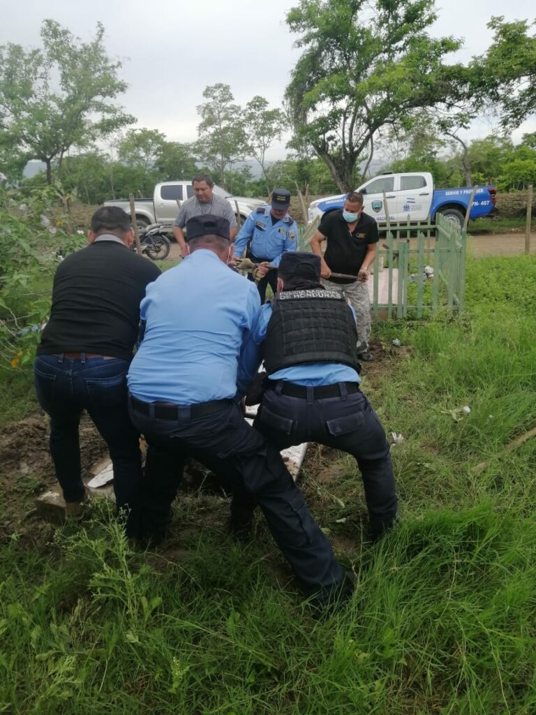 Exhuman cadáver de niño en Santa Cruz de Yojoa