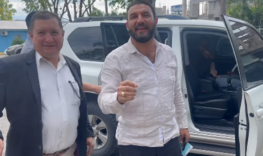 Diputados Rasel Tomé y Juan Ramón Flores se jactan de sus lujosas Prados