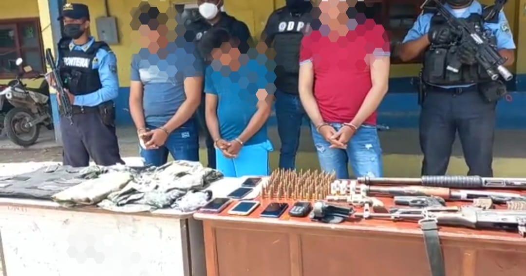 Capturan a tres supuestos integrantes de «Los Hernández» con armas e indumentaria policial en Colón Capturan a tres supuestos integrantes de «Los Hernández» con armas e indumentaria policial en Colón