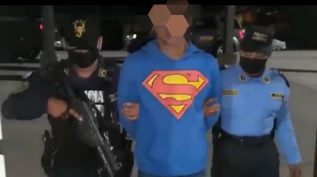 Detienen a joven por trasladar irregularmente a 13 ecuatorianos en El Paraíso Detienen a joven por trasladar irregularmente a 13 ecuatorianos en El Paraíso