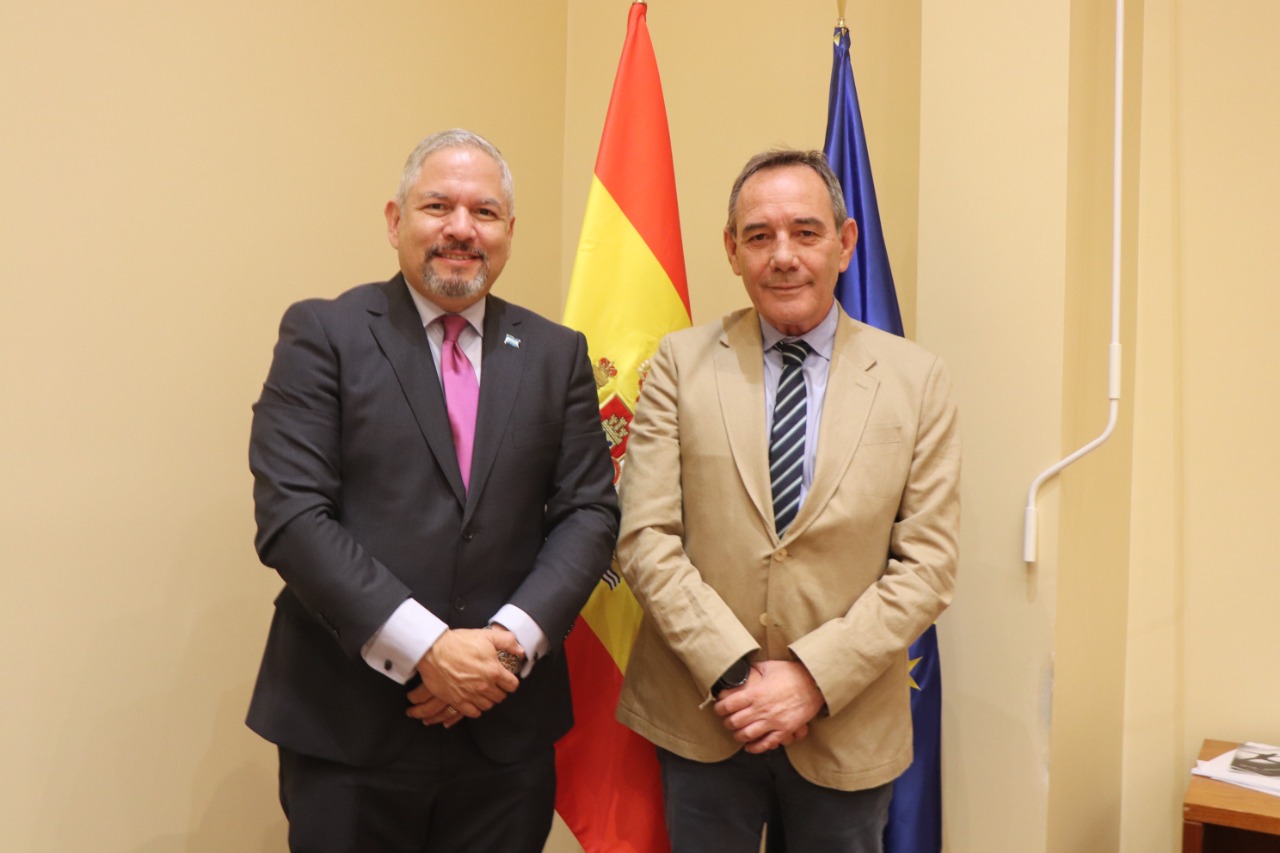 Canciller sostiene reunión con el director general de migraciones de España