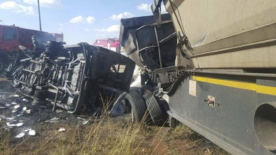 Choque entre bus y un camión deja 15 muertos y 37 heridos en Sudáfrica Choque entre bus y un camión deja 15 muertos y 37 heridos en Sudáfrica