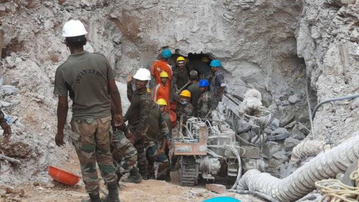 Rescatan con vida a niño atrapado en un pozo durante más de 100 horas en La India