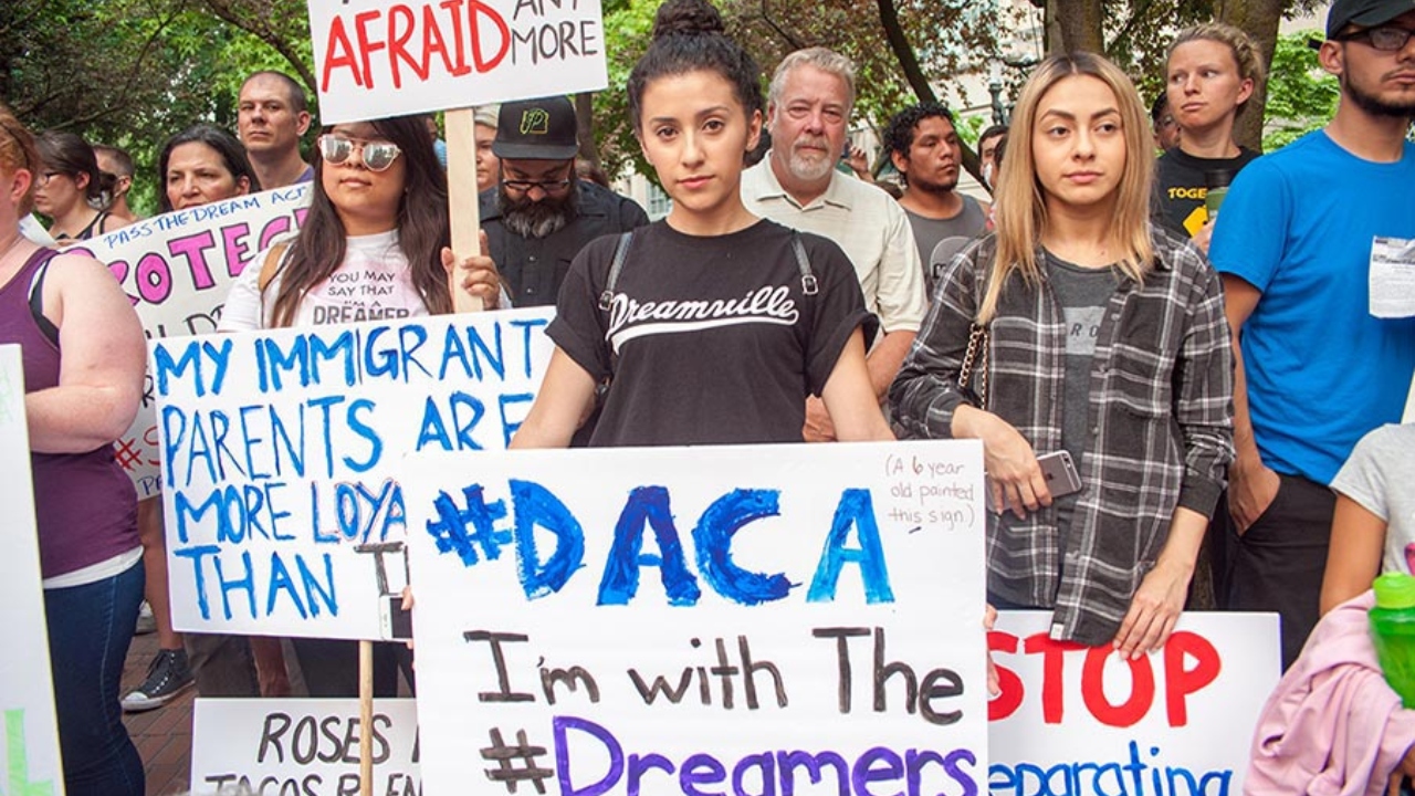Millones de jóvenes inmigrantes aún sueñan con DACA en su 10 aniversario