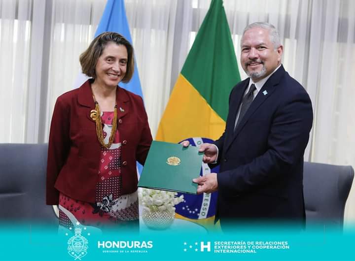 Nueva Embajadora de Brasil presenta Copias de Estilo ante el Canciller