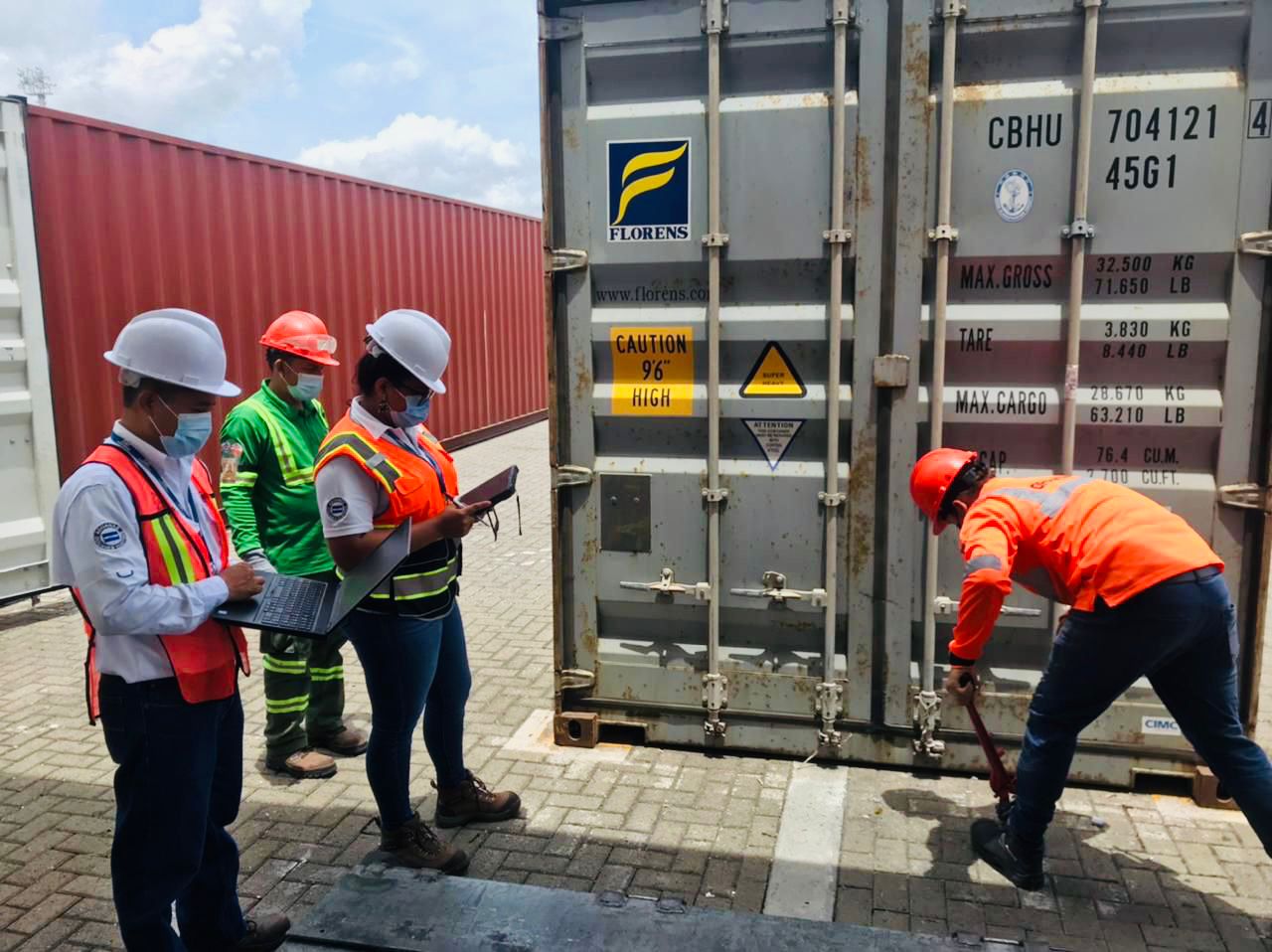 Auxiliar de la Función Aduanera que no porte carné no podrá ingresar a las zonas fiscales, recintos aduaneros y aduanas del país