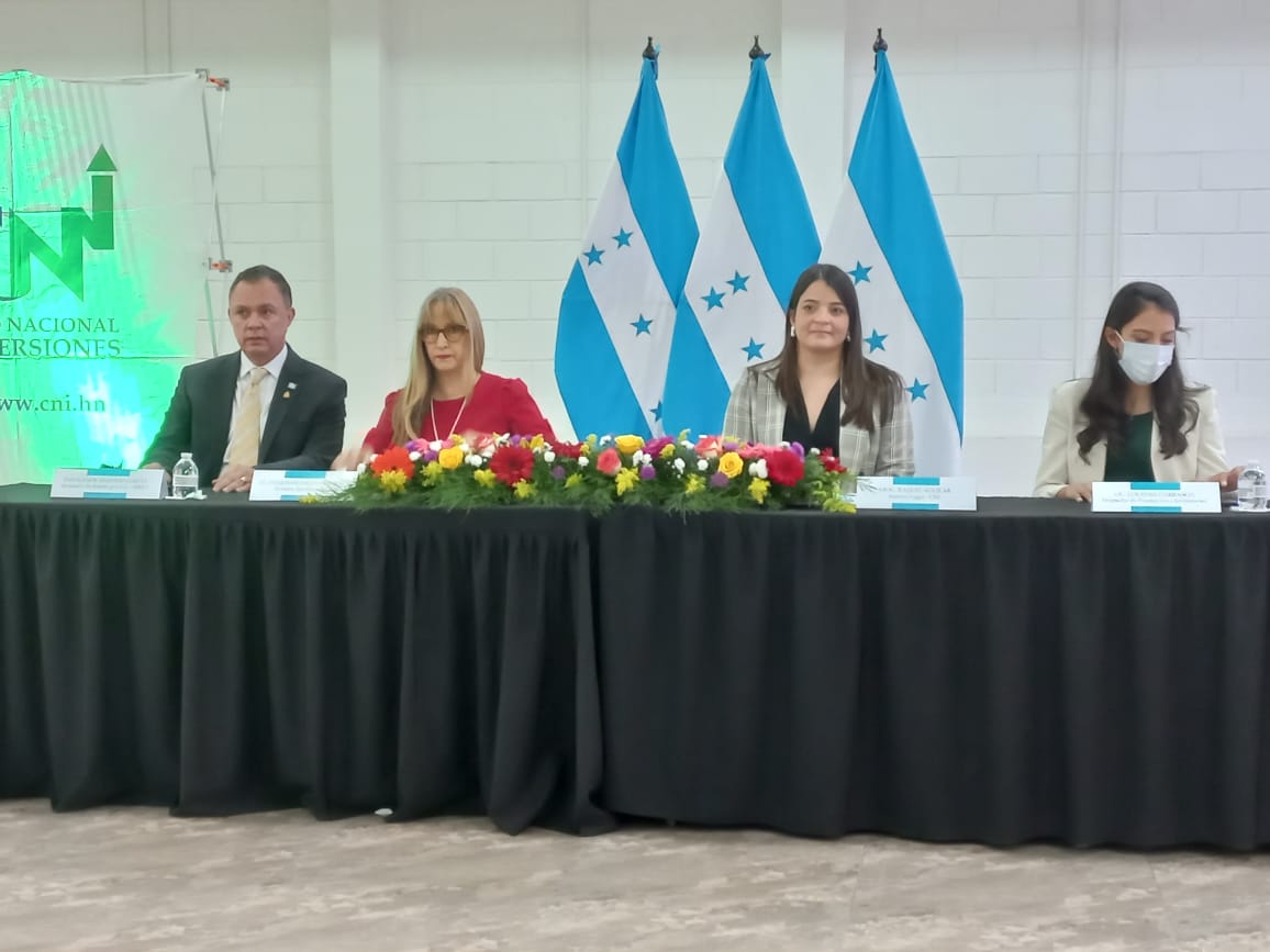 Con el fin de atender y asesorar expeditamente a potenciales inversionistas, el CNI, socializa hoy un Compendio de Leyes para el inversionista traducidas al inglés, debidamente legalizado por la Cancillería Hondureña.