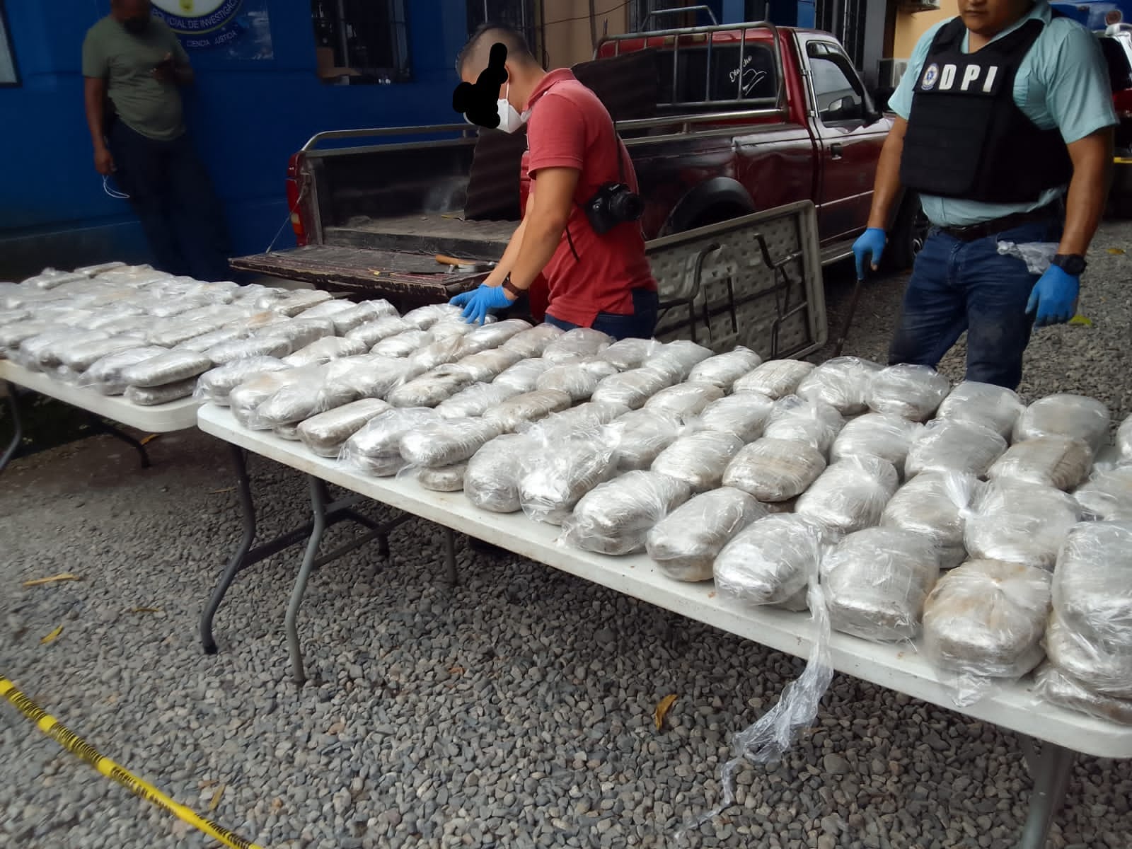 Más de 244 libras se supuesta marihuana que iban en compartimento falso de un vehículo fueron decomisadas por policías en Atlántida