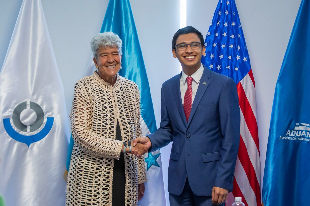 Subsecretaria del Departamento de Comercio para el Comercio Internacional se reúne con autoridades de Aduanas