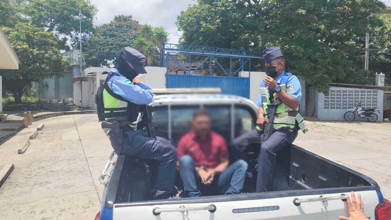 Agentes de la DSTU arrestan a un sospechoso por el delito de falsificación de documentos públicos y daños agravados en perjuicio del medio ambiente Agentes de la DSTU arrestan a un sospechoso por el delito de falsificación de documentos públicos y daños agravados en perjuicio del medio ambiente