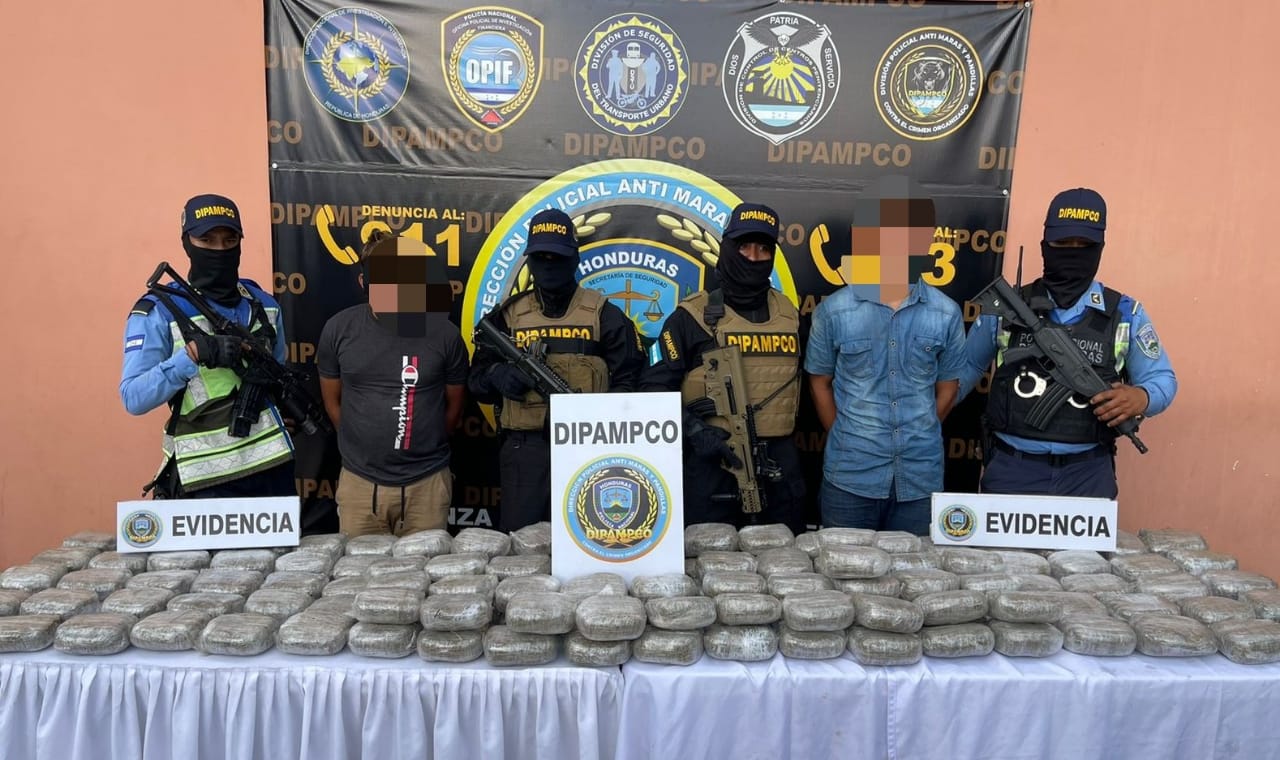 DIPAMPCO incauta más de 140 paquetes de supuesta marihuana que eran trasladados en un compartimento falso de un vehículo