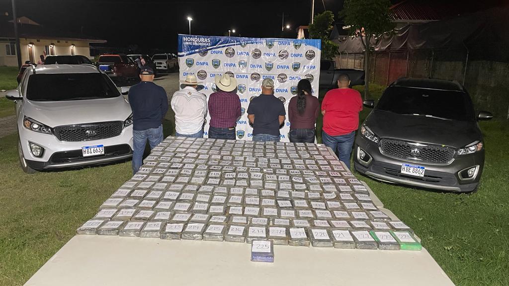 6 detenidos por la Policía Nacional transportando 225 paquetes de supuesta droga en zona norte