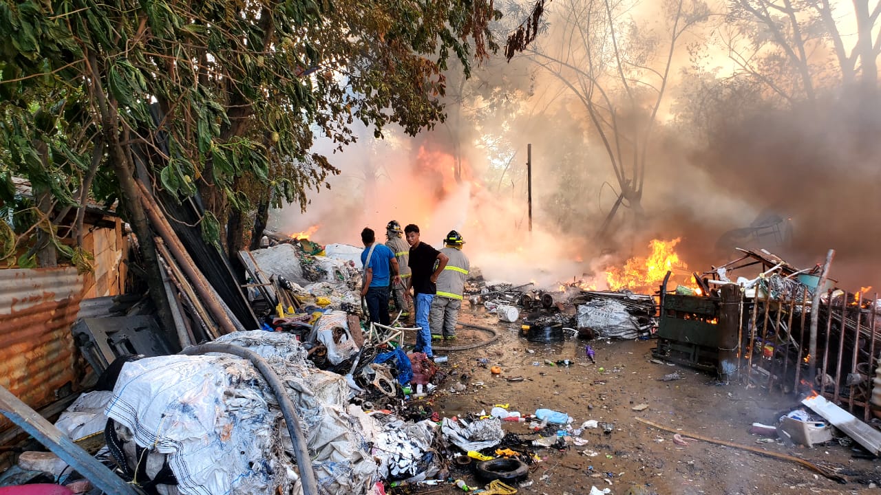 Incendio reduce a cenizas varias viviendas en SPS