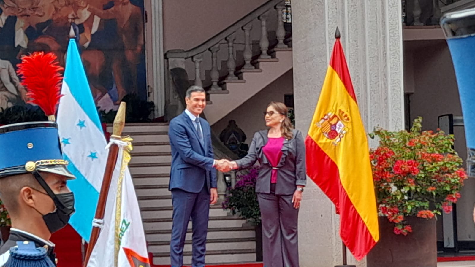 Xiomara Castro y Pedro Sánchez buscan una recuperación económica