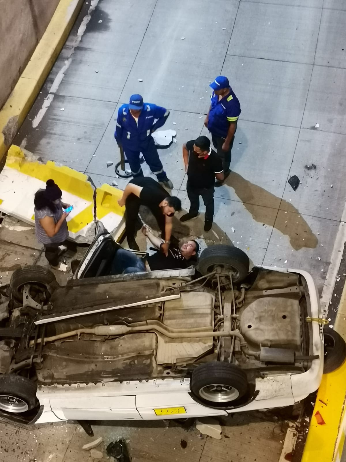 Taxista se salva de milagro tras caer en paso a desnivel