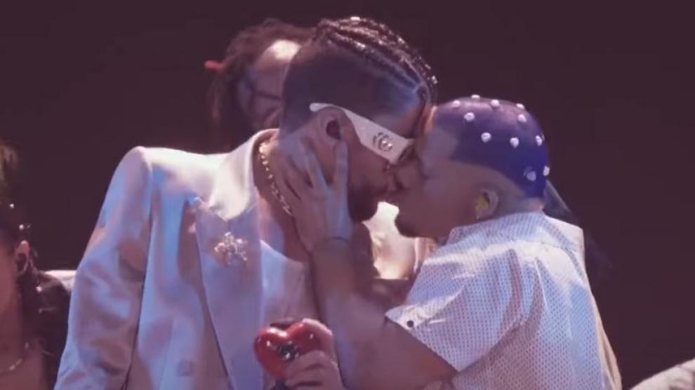 Bad Bunny besa a dos bailarines en los MTV Video Music Awards 2022 Bad Bunny besa a dos bailarines en los MTV Video Music Awards 2022