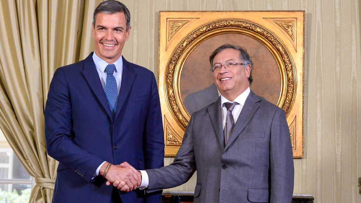 La sonrisa de Pedro Sánchez tras ser presentado como «presidente de la República española» en un acto en Colombia