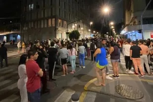 Sismo de magnitud 6.9, deja al menos dos personas muertas en México.