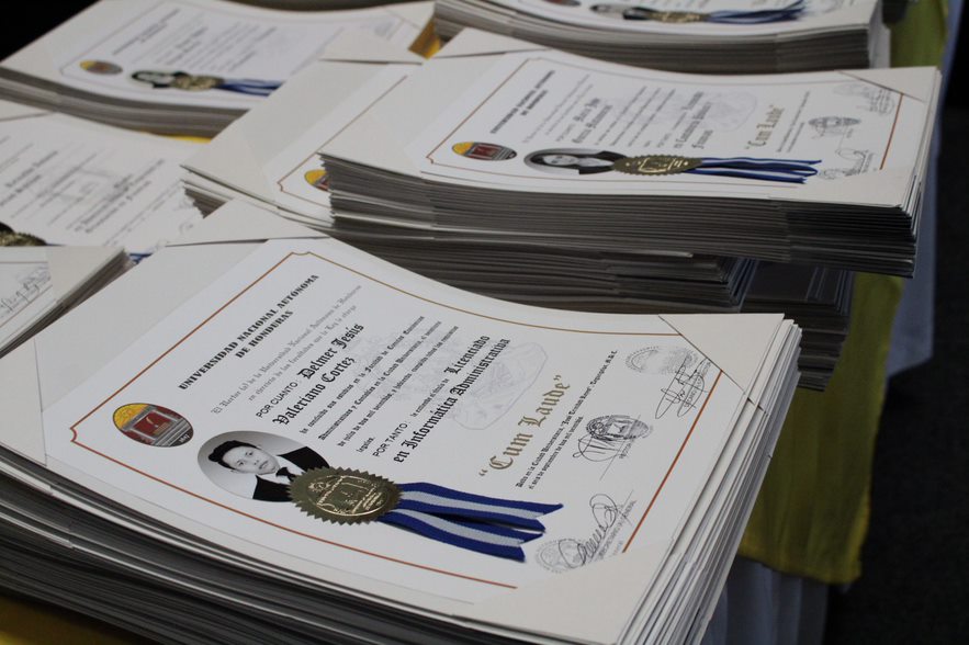 Profesionales de diferentes carreras reciben su título en la UNAH.