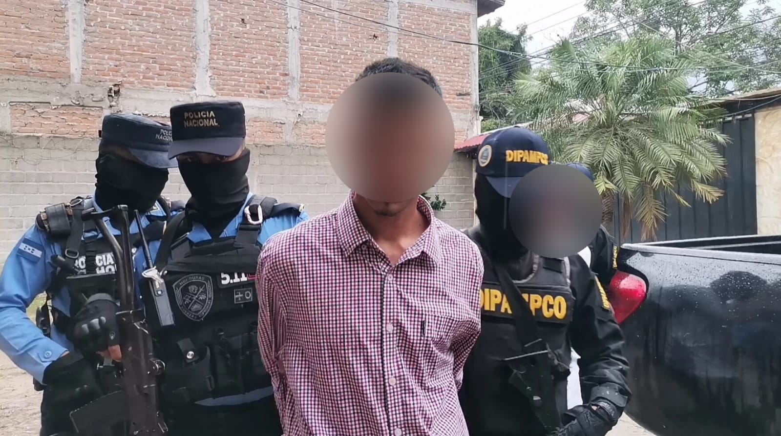 DIPAMPCO detiene a dos miembros de la Pandilla 18 quienes utilizan un vehículo tipo taxi para entregar teléfonos con fines extorsivos