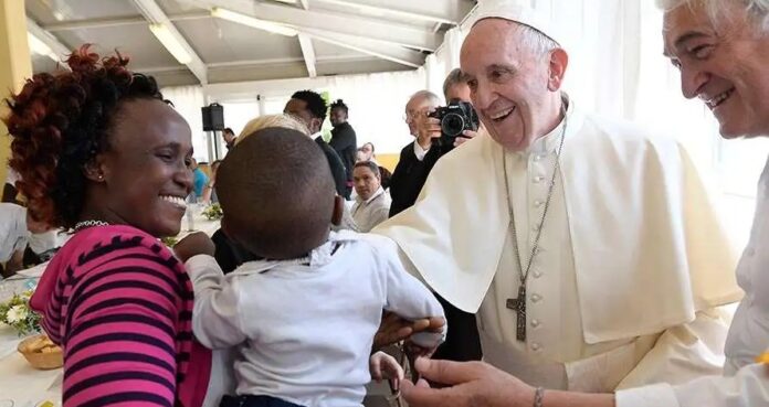 El papa Francisco pide que los migrantes puedan vivir en paz y con dignidad