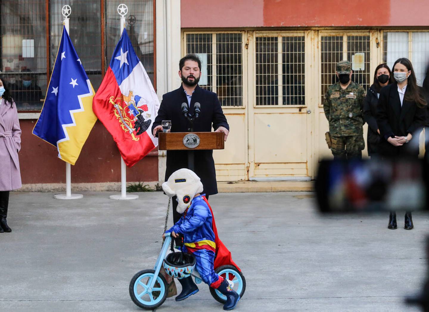 Durante su discurso, «SUPERMAN» interrumpe al Presidente Gabriel Boric. Durante su discurso, «SUPERMAN» interrumpe al Presidente Gabriel Boric.