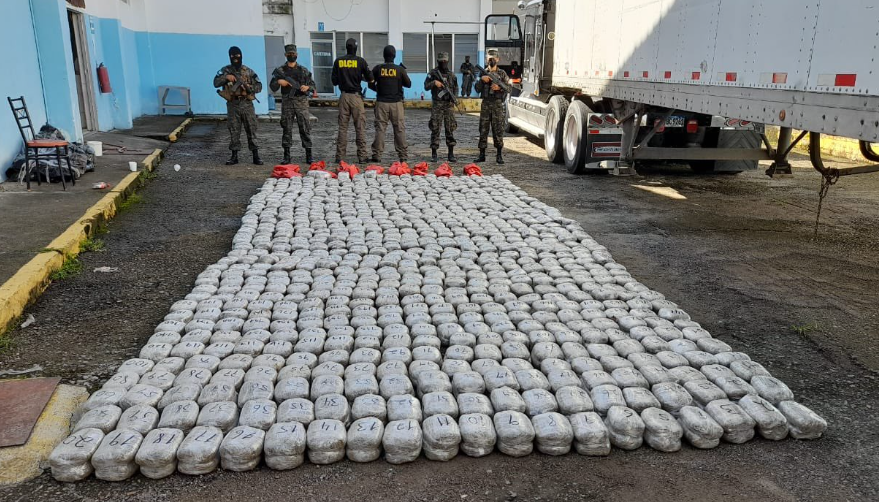 Aseguran rastra cargada con 700 paquetes de supuesta marihuana en La Ceiba