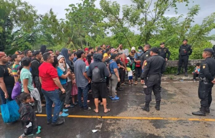 Unos 400 migrantes buscan ingresar a Guatemala procedentes de Honduras