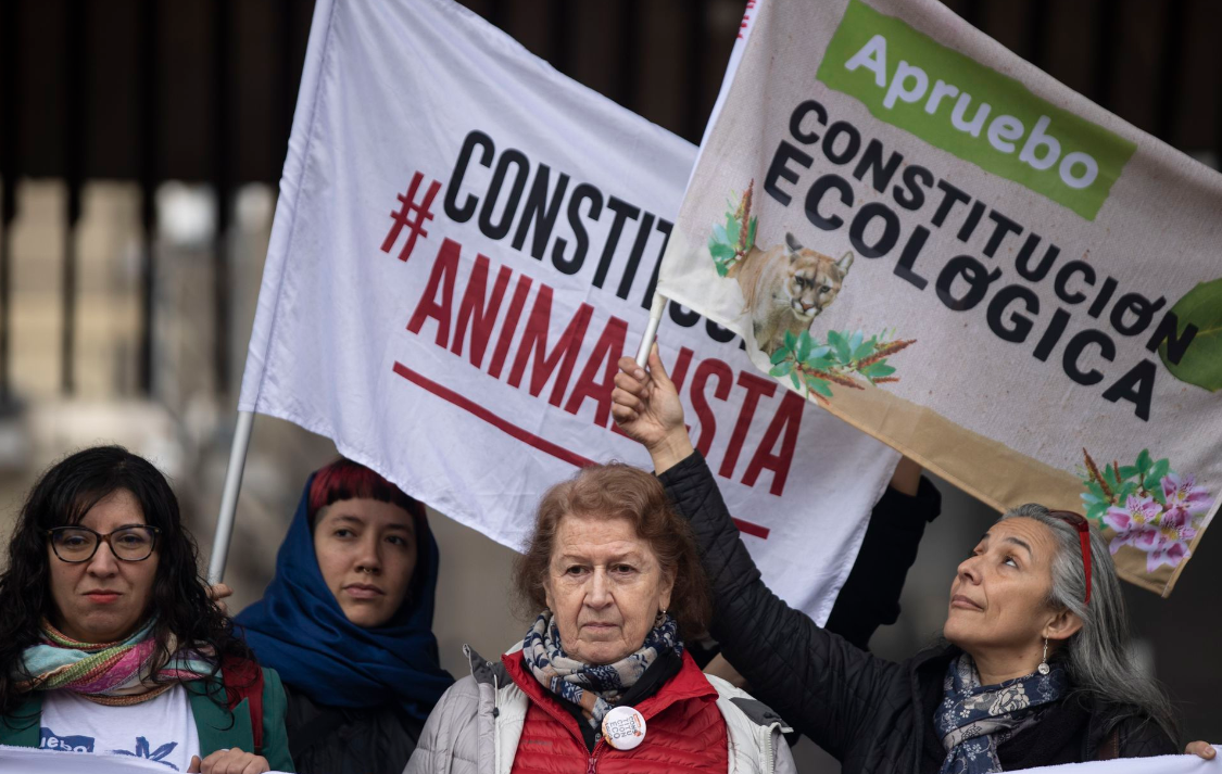 Chilenos votan por aprobar o rechazar una nueva Constitución Chilenos votan por aprobar o rechazar una nueva Constitución