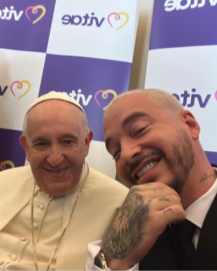 El cantante J Balvin sostiene divertido encuentro con el Papa Francisco.