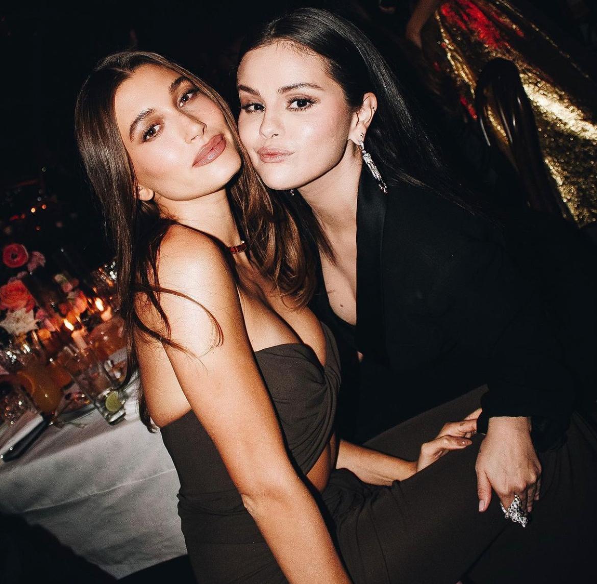 Hailey Bieber y Selena Gomez sorprenden a sus seguidores al posar juntas en épicas fotografías.