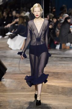 La nueva moda de vestirse con prendas transparentes.