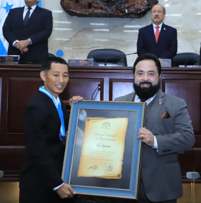 Luis Redondo entrega reconocimiento a Shin Fujiyama por su labor altruista