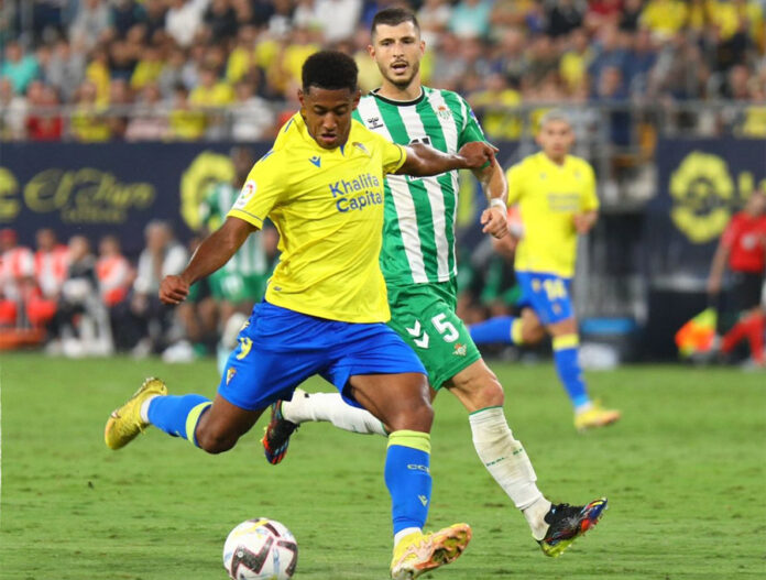 El Cádiz con Anthony «Choco» Lozano de titular empata 0-0 frente al Betis El Cádiz con Anthony «Choco» Lozano de titular empata 0-0 frente al Betis