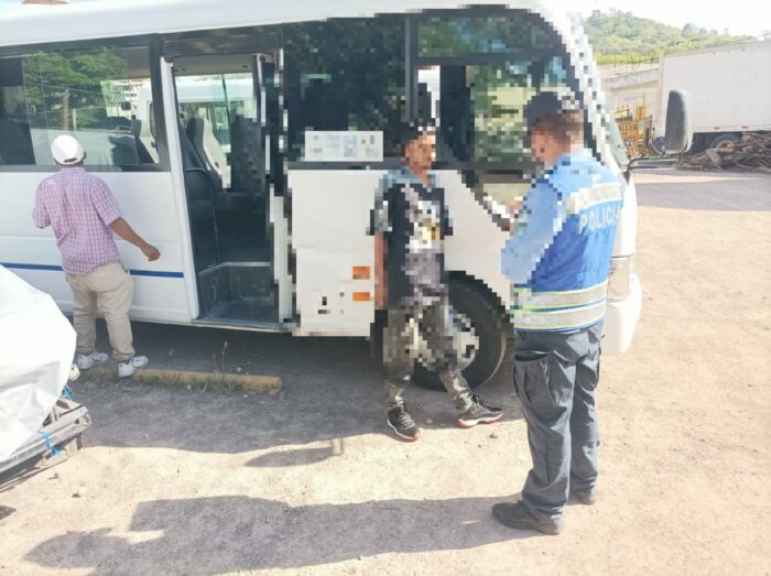 Decomisan rapidito y sancionan a su motorista al conducir en contravía por un sector de la capital.