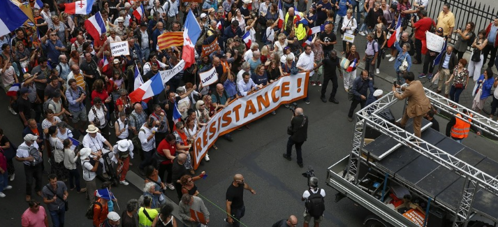 Miles de personas protestan en París para exigir que se tomen medidas contra la inflación y el cambio climático