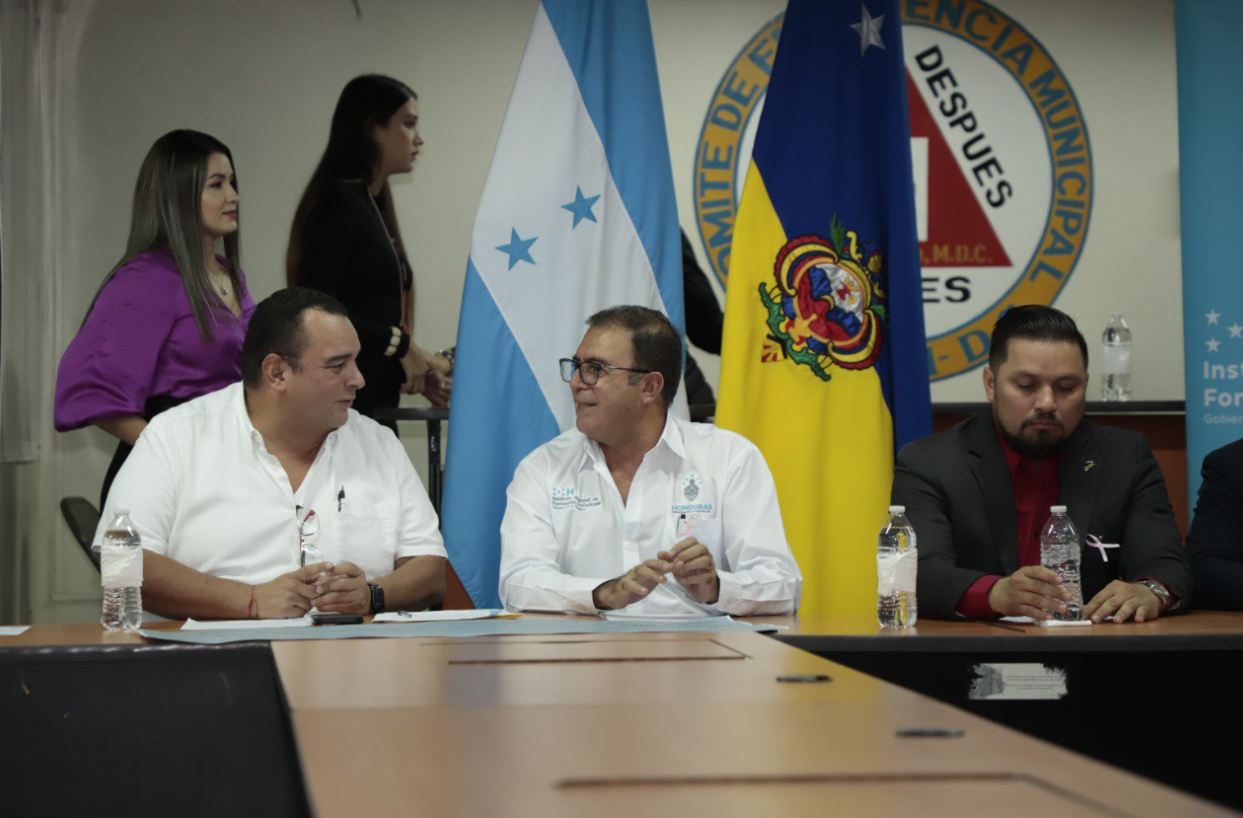 INFOP entrega L500 mil a la AMDC como apoyo a familias afectadas de la Guillén INFOP entrega L500 mil a la AMDC como apoyo a familias afectadas de la Guillén