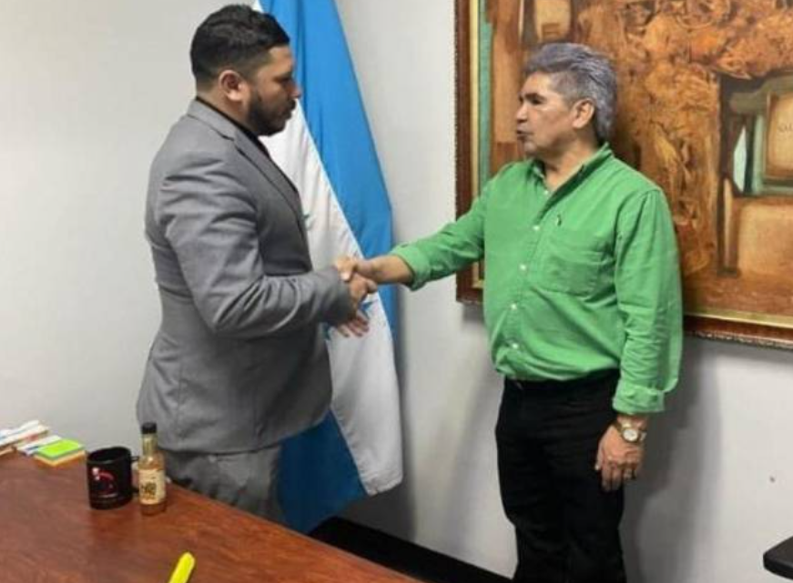 Juramentan al periodista Héctor Amador como nuevo cónsul de Honduras en México