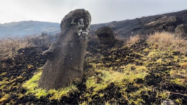 Un incendio forestal causa daños «irreparables» en los moáis de la Isla de Pascua