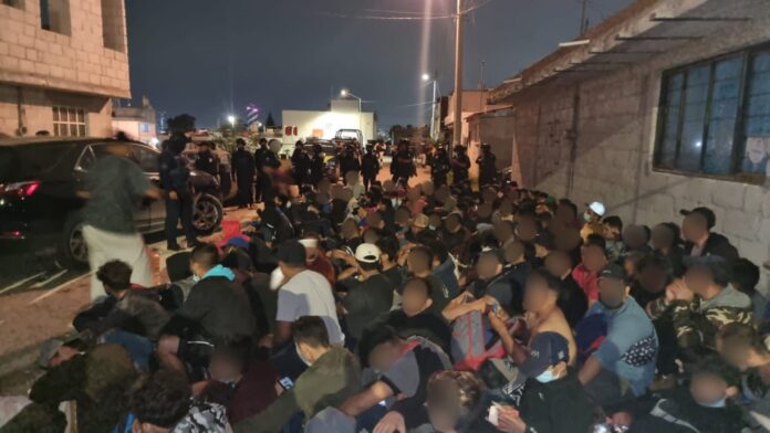 112 migrantes son encontrados hacinados en una vivienda al norte de México, un hondureño entre los traficantes