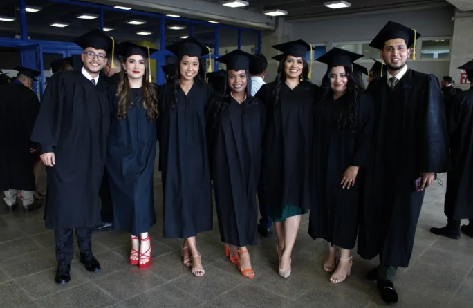 Mujeres superan a hombres como profesionales universitarias según estudio de la UNAH